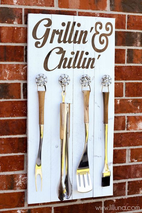 Grill Set Holder - Grillin' and Chillin' Sign created with the Silhouette Grillin And Chillin Sign, Diy Gifts For Dad, Diy Father's Day Gifts, Birthday Personalized, Grill Set, Diy Outdoor Decor, Father's Day Diy, Cabbage Soup, Fathers Day Crafts