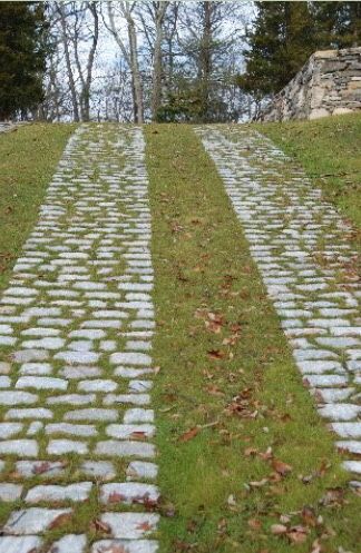 Side spur from main driveway toward back yard Black Asphalt Driveway, Grassy Driveway, Uphill Driveway Ideas, Driveway Pattern, Dirt Driveway, Preppy Pinterest, Garden Landscaping Design Ideas, Grass Driveway, Permeable Driveway