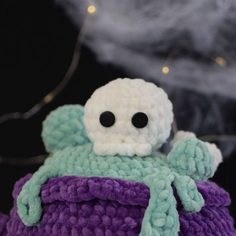 Wooli on Instagram: "Hey ! hope you had a nice day 💜 I'm here just to share more photos of this baby cauldron, (don't tell anyone but he's my favorite) I always want to hug him and give him a lot of love, I hope you like it as much as I do 🖤 . . . #amigurumi #crochet #handmade #amigurumilove #amigurumis #amigurumidoll #Halloween #Cauldron #HalloweenCrochet #Halloweenamigurumi" Halloween Cauldron, Halloween Crochet, Crochet Handmade, Pattern Free, Amigurumi Doll, Amigurumi Crochet, Cute Crochet, More Photos, Good Day