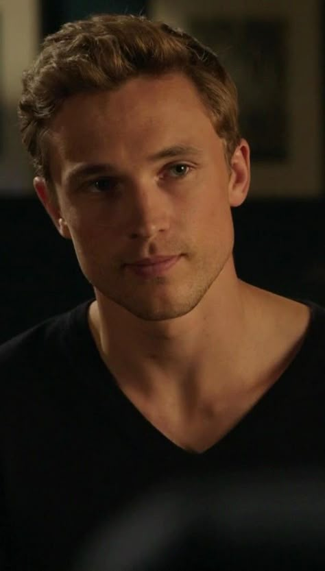 William Moseley The Royals, Willem Ragnarsson, Peter Narnia, 90210 Liam And Annie, Peter Pevensie, William Moseley, Robert Williams, Glen Powell