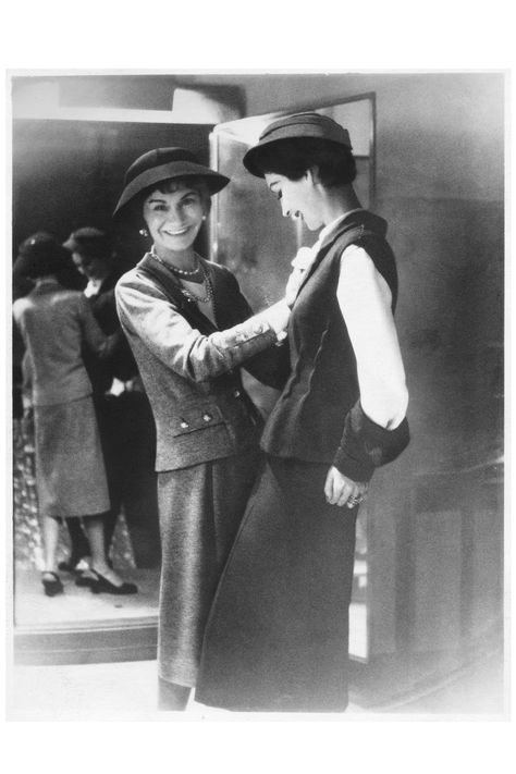 "Fashion passes, style remains." Gabrielle Chanel working on a model for her first collection in 1954 1954 Coco Chanel Pictures, Gabriel Chanel, Perfume Chanel, Chanel Quotes, Coco Chanel Quotes, Coco Chanel Fashion, Mademoiselle Chanel, Moda Chanel, Francoise Hardy