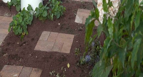 Brick Stepping Stones, Laying Pavers, Diy Paving, Stepping Stone Pathway, Outdoor Pavers, Side Yard Landscaping, Recycled Brick, Courtyard Gardens Design, Stone Pathway