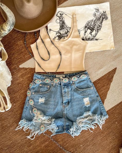 Western Concert Outfit Summer, Neutral Crop Tops, Fair Outfits, Fest Outfits, Looks Country, Country Concert Outfit, Cute N Country, Country Concerts, Cowboy Cowgirl