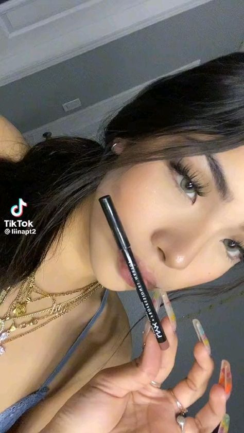 Makeup Tut: Follow me for more  credits: @liinapt2 on TikTok Apply Kajal, Latina Makeup, Pretty Makeup Looks, Lip Makeup Tutorial, Makeup Help, Simple Makeup Looks, Face Makeup Tutorial, Matte Makeup, Makeup Tut