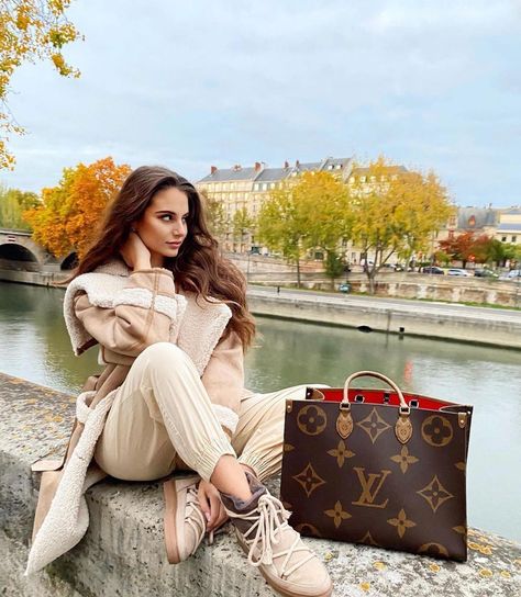 Louis Vuitton on Instagram: “LV Fall vibes🤎 @carina #louisvuitton #louisvuittonstyle” Louis Vuitton Onthego, Branded Handbags, Louis Vuitton Bag Neverfull, Lv Bag, Fall Vibes, Monogram Canvas, Paris France, Travel Bags, Luxury Branding