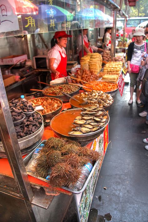 Food stand at the Wangfujing Snack Street in Donghuamen, Beijing_ China Wangfujing Street Beijing, China Street Food, Beijing Food, Street Food Design, China Street, China Trip, Holiday China, Street Food Market, Explore China