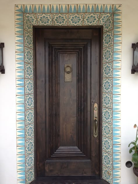 Medditeranean Front Door, Mexican Beach House Exterior, Tiled Door Frame, Tile Around Door Frame, Tile Door Frame, Modern Spanish Front Door, Tiled Doorway, Mediterranean Front Door, Spanish Style Front Door