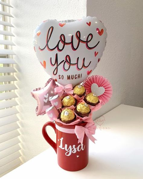 Mug Bouquet Gifts, Valentines Day Mug Gift Ideas, Arreglos San Valentin Ideas, Valentines Day Gifts Cricut, Valentines Mugs Ideas, Tazas San Valentin Ideas, Ideas Para Vender En San Valentin, Valentine’s Day Gift, San Valentin Ideas Para Vender