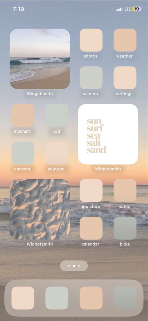 Beach Theme Homescreen, Coastal Homescreen Ideas, Colorful Home Screen Layout, Beachy Ios Homescreen, Beachy Homescreen Ideas, Beach Iphone Theme, Home Screen Layout Iphone Aesthetic Spring, Cute Summer Phone Wallpapers, Beach Home Screen Ideas