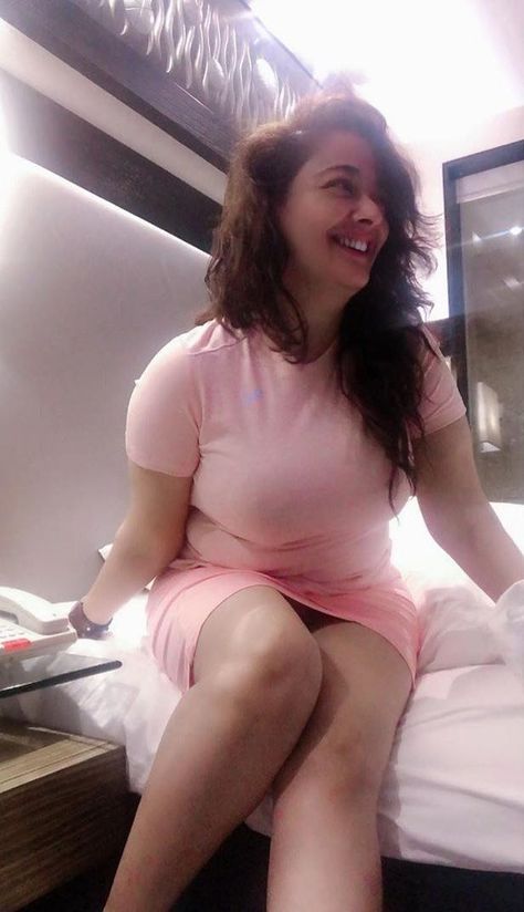 Kiran Rathod, Idf Women, Killer Legs, Pregnant Celebrities, Girl Crush Fashion, Women Legs, Bollywood Actress, Actresses, Celebrities