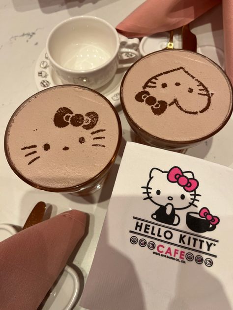 hello kitty cafe strawberry and chocolate cream Hello Kitty Food And Drink, My Hello Kitty Cafe, Hello Kitty Coffee Cup, Hello Kitty Mug Aesthetic, Japan Hello Kitty Cafe, Usa Drinks, Kitty Cafe, Kawaii Cooking, Vintage Dessert