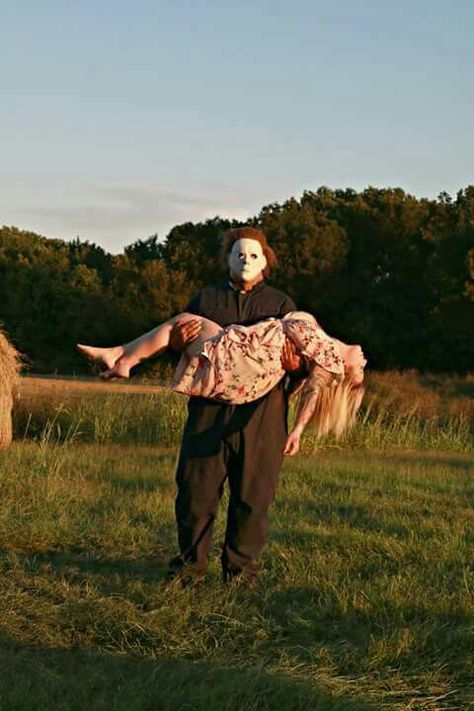 Michael Myers photoshoot Halloween Photoshoot Michael Myers, Michael Myers Halloween Costume Couple, Michael Myers Wedding, Horror Family Photoshoot, Micheal Myers Photo Shoot, Michael Myers Costume Couple, Michael Myers Photoshoot Ideas, Halloween Family Photoshoot Ideas, Michael Myers Photoshoot Couples