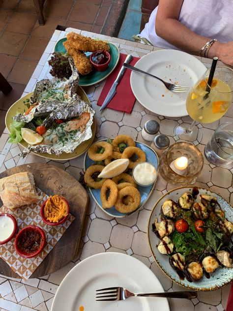 Tapas night food Spain seafood summer aesthetic outdoor dining Tapas Night Aesthetic, Tapas Aesthetic, Tapas Spain, Food Spain, Tapas Night, Spain Aesthetic, Spain Food, Night Food, Beautiful Food