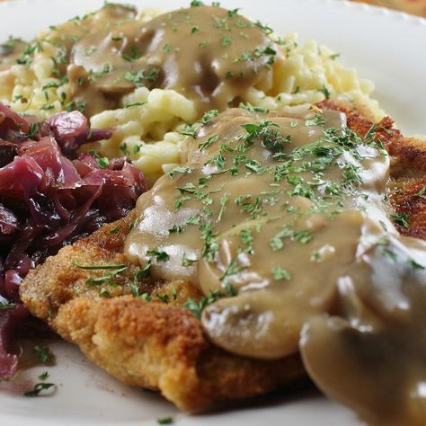 Jaeger Schnitzel Jaeger Schnitzel, Beef Rouladen, Best German Food, Easy German Recipes, Schnitzel Recipe, Traditional German Food, Sweet Dinner Rolls, Schnitzel Recipes, Oktoberfest Food