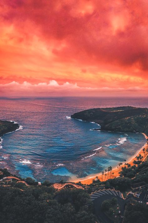 Sunset over the Hanauma Bay, southeast coast of the Oʻahu Island in the Hawaii Kai, East Honolulu, Hawaii Hanauma Bay, Hawaii Pictures, Hawaii Photography, Hawaii Life, Hawaii Vacation, Disney Resort, Oahu Hawaii, Incredible Places, Sunset Beach