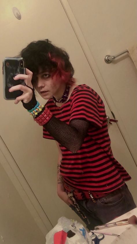 Goth Nonbinary Fashion, Mens Scene Fashion, Scene Kid Outfits Male, Scene Guy Outfits, Scenemo Outfits Masc, Masc Scene Outfits, Scene Outfits Boy, Scene Fashion Male, Scene Outfits Male