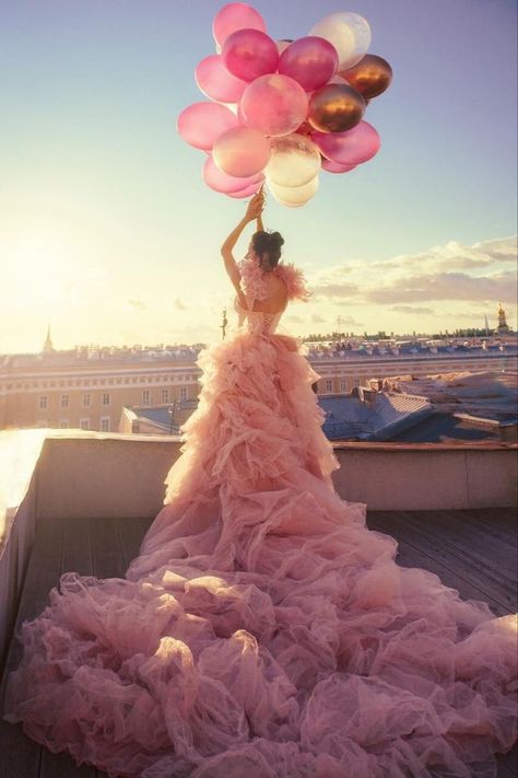 Tulle Dress Photoshoot, Rooftop Photoshoot, Quinceanera Photoshoot, Romantic Wedding Dress, Puffy Dresses, Creative Photoshoot Ideas, Princess Ball Gowns, Pearl Pink, Photoshoot Dress