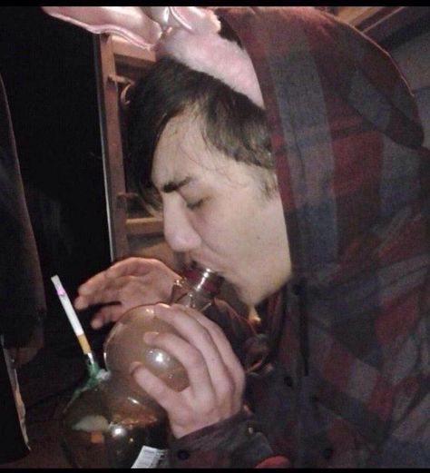 Frank smoking in pink bunny ears I'M DONE Frank Iero, Instagram Post, Tumblr, Memes