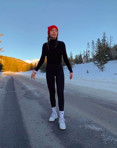 black, winter, cute outfit, beanie, emma chamberlain Nike Socks Outfit Leggings, Outfits With Nike Socks, Nike Socks Outfit, Af1 Outfit, Emma Chamberlain Outfits, Air Force 1 Outfit, Sister Squad, Beanie Outfit, Emma Style