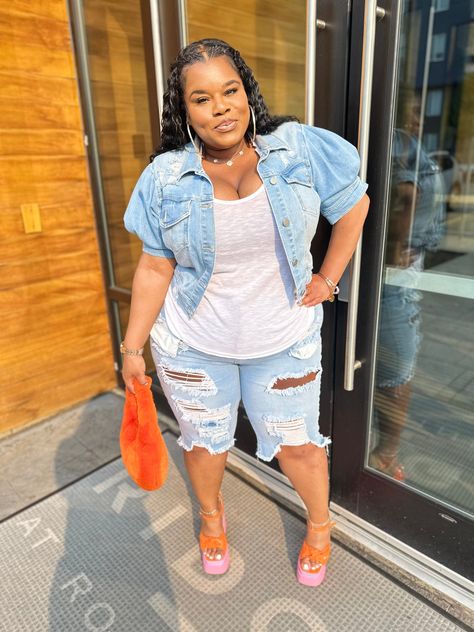 Demin Shirt Outfit, Outfits Ideas With Jeans, Shorts Spring Outfit, Apple Shape Outfits Plus Size, Plus Size Business Attire, Apple Shape Outfits, Shirt Outfit Summer, Plus Size Business, Plus Size Baddie