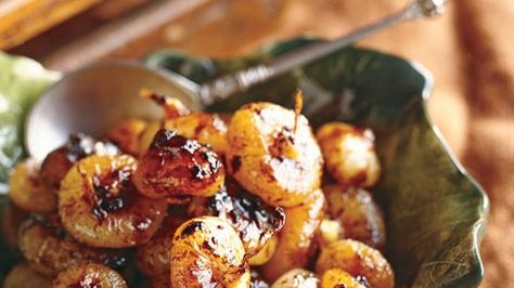 Braised Baby Onions with Orange Juice and Balsamic Vinegar Recipe Braised Onions, Balsamic Vinegar Recipes, Cipollini Onions, Holiday Side Dishes, Onion Recipes, Roasted Meat, Balsamic Vinegar, Veggie Recipes, Yummy Snacks