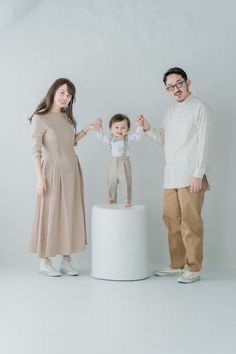 Family Of 3 Photo Ideas, Family Outfit Ideas, Studio Family Portraits, Family Photo Studio, Asian Family, Family Potrait, First Family Photos, Family Dress, Family Portrait Outfits