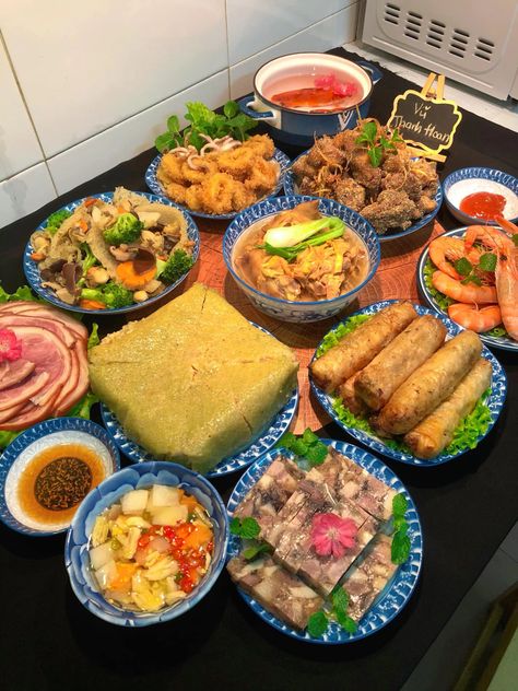 Vietnamese Tet Decoration, Tet Food, Family Gathering Food, Different Types Of Food, Vietnamese Street Food, Best Thai Food, Mlem Mlem, Viet Food, Food Menu Design