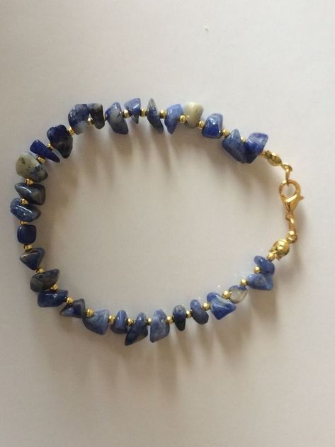 Chip Bead Jewelry, Sodalite Bracelet, Sparkle Bracelet, Beads Bracelet Design, Bracelet Blue, Handmade Wire Jewelry, Beaded Bracelets Diy, Gemstone Jewellery, Girly Jewelry