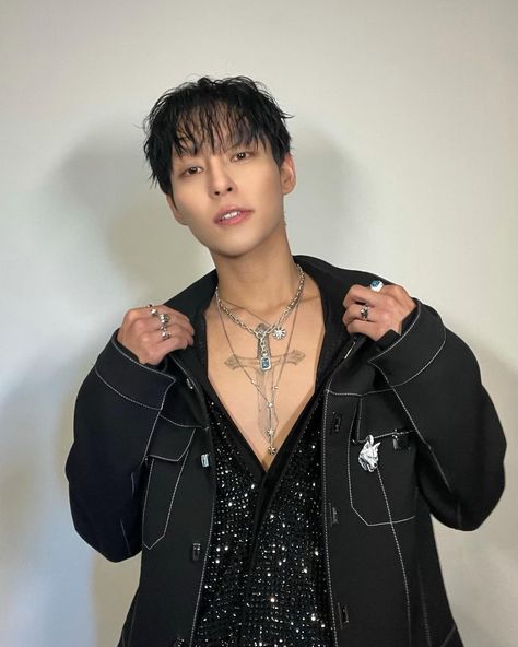 THE ROSE on Twitter: "fancy king 🐺👑 #WOOSUNG… " Woosung And Jaehyeong, Edgy Male Outfits, Concert Outfit Night, Kim Woo Sung, The Rose Woosung, Woosung The Rose, Concert Outfit Fall, Kim Woosung, Rosé Concert