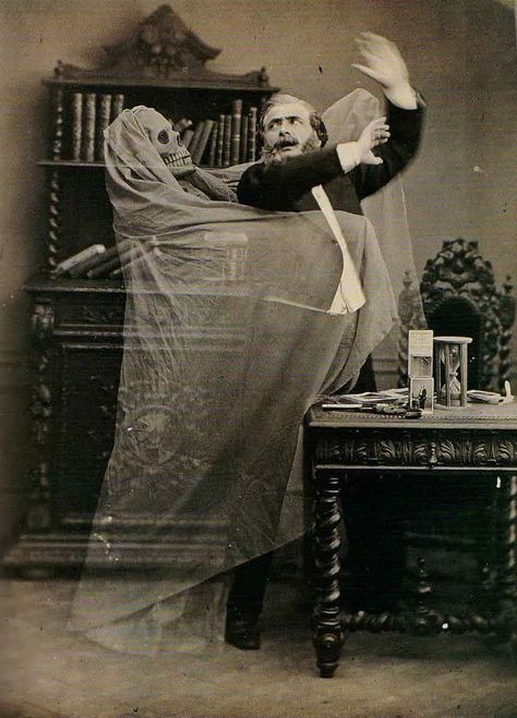 What is Spirit Photography: Fraud or Phenomenon? Vintage Bizarre, Spirit Photography, Victorian Photography, Vintage Foto's, Creepy Costumes, Victorian Gentleman, Weird Photography, Weird Vintage, Creepy Vintage