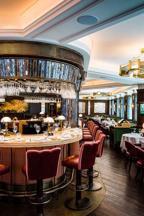 Nowhere does old-school class quite like The Ivy, and you'll need to dress for the occasion. Ivy Restaurant, Room London, Covent Garden London, Romantic Restaurant, London Bars, Private Dining Room, Better Homes And Garden, Family Dining, Tasting Menu