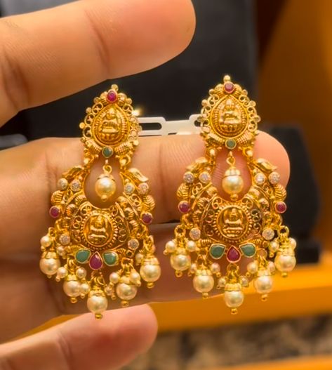 Chandbali Earrings Gold Antiques, Lakshmi Earrings, Khazana Jewellery, Latest Gold Earrings Designs, Chandbali Earrings Gold, Gold Bridal Jewellery, Beginner Henna, Ear Jewellery, Chand Bali