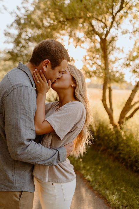 Engagement Photos Outdoors Spring, Golden Hour Fall Photos, Field Picture Ideas Couple, Engagement Summer Photos, Wheat Field Couple Pictures, Engagement Photos Outside Spring, Field Photoshoot Poses Couple, Engagement Photos Outfits Field, Engagement Pics Poses