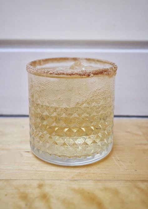 Gingerbread Gin & Tonic #howto #tutorial Gingerbread Gin Cocktail, Drinks With Amaretto, Tonic Water Recipe, Gin Party, Mixing Drinks, Gin Recipes, Gin Drinks, Merry Christmas Gifts, How To Mix