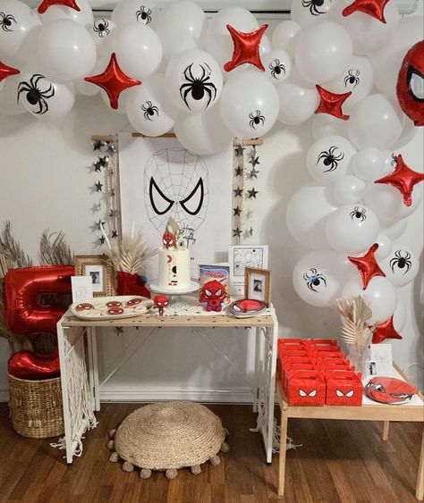 Spider Man Birthday Aesthetic, Black And Red Spiderman Birthday Party, Spiderman Birthday Party Aesthetic, Spiderman Aesthetic Birthday, Spiderman Birthday Party Minimal, Spiderman 16th Birthday Party, Classy Spiderman Party, Chic Spiderman Party, Spider Man Decorations Birthday