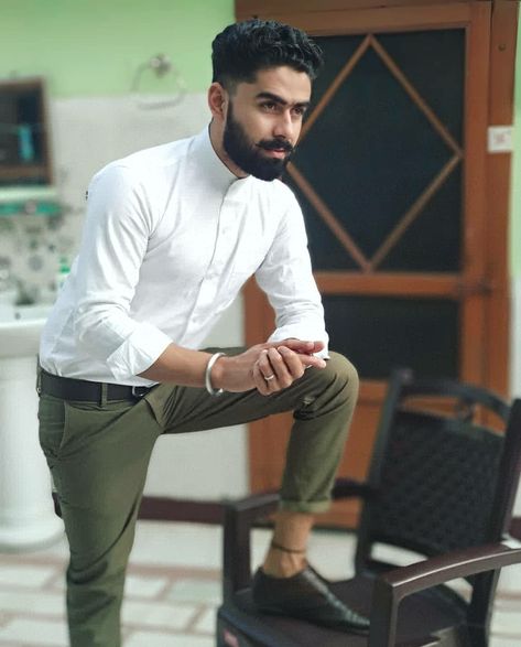 White shirt and olive green trouser. Green Chino Outfit Men, Olive Green Trousers Outfit, Olive Jeans Outfit, Orange Shirt Outfit, Sports Jacket Outfit, Men White Shirt, Green Trousers Outfit, Olive Pants Outfit, Olive Green Pants Outfit