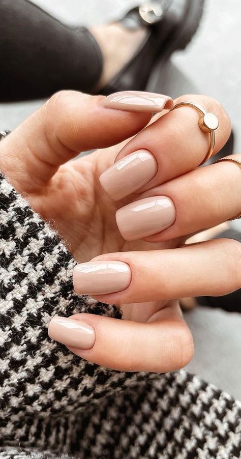 28 Trendy Brown Nail Designs 2021 : Shades of Brown and White Tip Nails Short Trendy Nails Brown, Short Nails Nude Color Design, Nude Brown Nails Short, Nails Nude Color Design, Nails For Brown Dress, Short Nails Nude Color, Light Brown Fall Nails, Fall Nails Nude Colors, Brown And Cream Nails