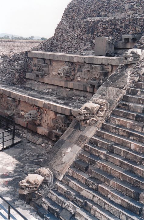 Teotihuacan Teotihuacan Pyramid, Travel To Mexico, Aztec Pyramids, Ancient Mexico, Sweet Image, Aztec Ruins, The Sun And The Moon, Sun And The Moon, The Pyramids