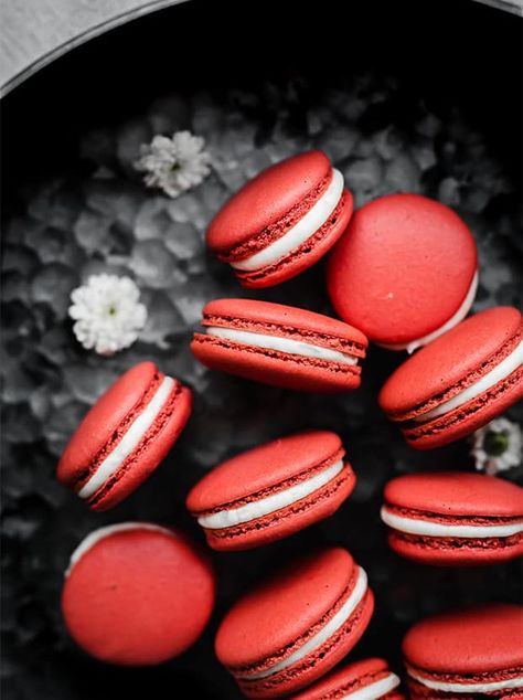 Red Velvet Macaroons, Red Macarons, Red Velvet Macarons, French Macaroon Recipes, Valentines Baking, Macaron Flavors, Macaron Cookies, French Macaroons, Red Cake