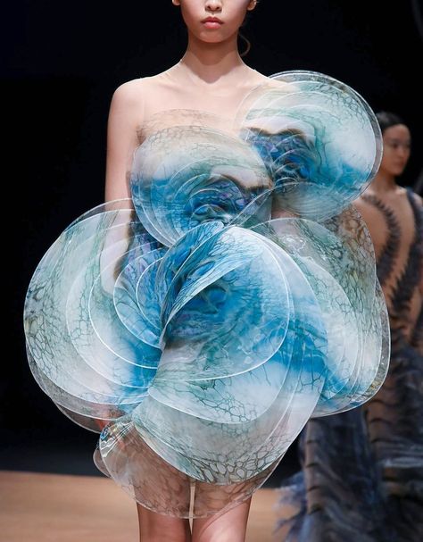 Iris van Herpen | Spring/Summer 2020 Iris Van Herpen, Cat Walk, Fashion Images, Fashion Line, Fantasy Fashion, Couture Collection, Fashion Details, Costume Design, Couture Fashion