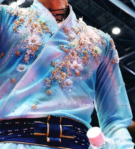 羽生結弦✨⛸️👑 en Instagram: “Let’s take a min to appreciate the small little details of this costume 🥺 ~ Follow @hanyuyuzu.pooh for more! ~ #yuzuru_hanyu #yuzuruhanyu…” Yuzuru Hanyu Costume, Male Figure Skaters, Ice Skating Outfit, Ice Show, Figure Skating Costumes, Olympic Champion, Yuzuru Hanyu, Figure Skating Dresses, Hanyu Yuzuru