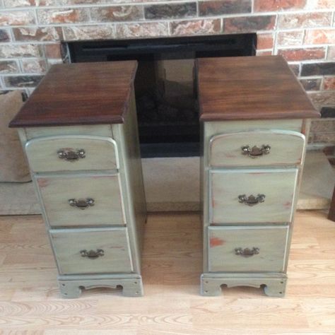 Refurbished Coffee Tables, Upcycle Desk, Shabby Chic Nightstand, Modern Floating Shelves, Matching Nightstands, Diy Nightstand, Old Desks, Bedside Table Storage, Night Stands