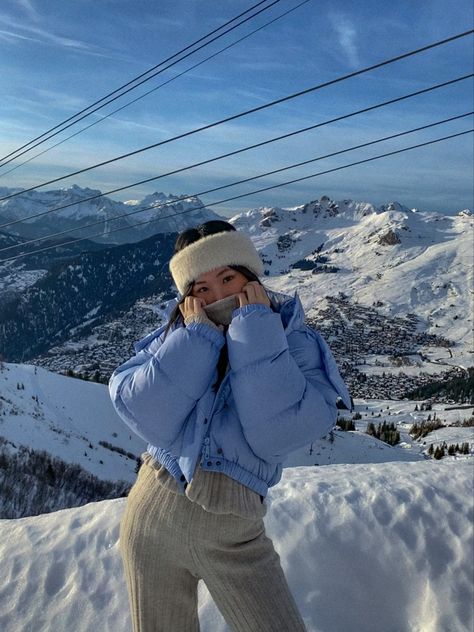 Winter Headband Outfit, Snow Weather Outfit, Winter Outfit Snow, Outfit For Cold Weather, Ski Trip Outfit, Cold Weather Outfits Winter, Winter Outfits Snow, Headband Outfit, Winter Photoshoot