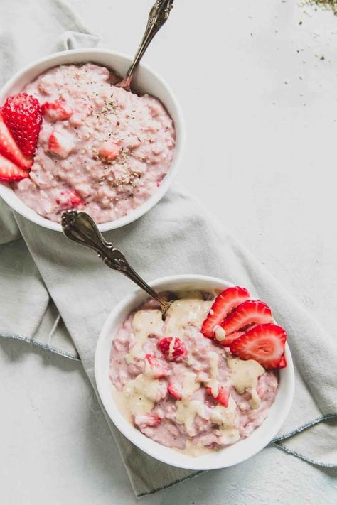 Strawberry Oats, Strawberry Oatmeal Smoothie, Strawberries And Cream Oatmeal, Oatmeal Toppings, Strawberry Oatmeal, Oat Smoothie, Oatmeal Bowls, Lost 100 Pounds, Healthy Food Facts