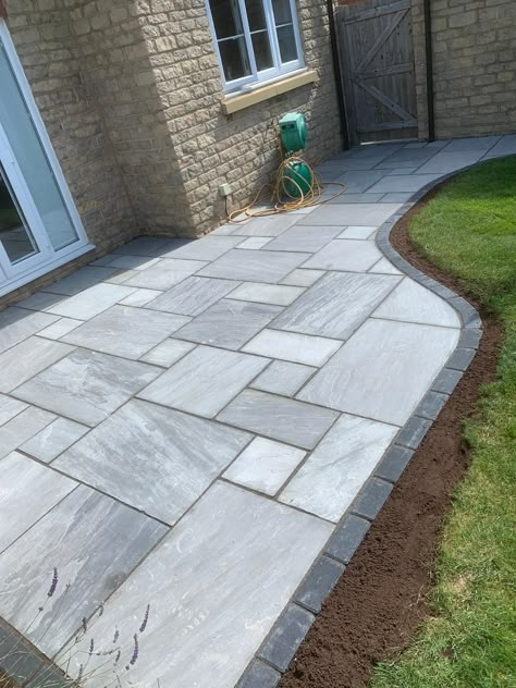 Paving Border Ideas, Block Paving Patio Garden, Slabbed Patio Ideas, Paving Backyard Ideas, Small Paved Back Garden Ideas, Patio Edging Ideas Simple, Patio Edge Ideas, Grey Pavers Patio, Garden Slabs Patio