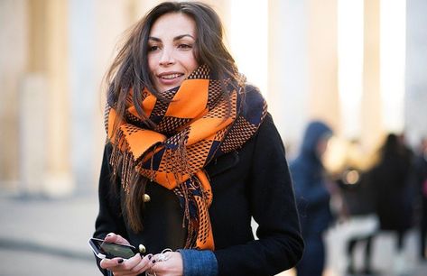 How to Tie Your Scarf Like a Parisian Scarf Wearing Styles, Ways To Tie Scarves, Tie A Scarf, Ways To Wear A Scarf, How To Wear A Scarf, Stylish Scarves, Scarf Women Fashion, Street Style Paris, French Chic