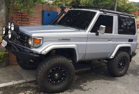 #sevende Para ver este #Machito bueno bonito y barato sigueme en @autosagax @autosagax Fj Cruiser Off Road, Land Cruiser 4x4, Land Cruiser 70 Series, Aston Martin Cars, Toyota 4, Cool Car Pictures, Toyota Trucks, Toyota Fj Cruiser, Jeep Cars