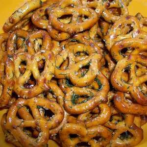 Pretzel Appetizers, Spicy Pretzels, Spiced Pretzels, Homemade Crackers Recipe, Seasoned Pretzels, Pretzel Snacks, Homemade Soft Pretzels, Homemade Crackers, Snack Bites