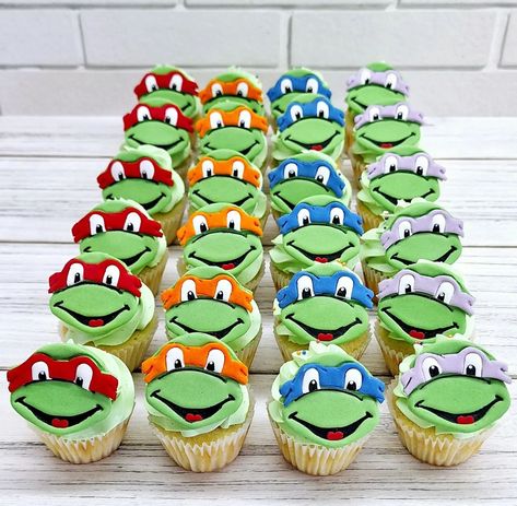 ⚔️Mini cupcakes y cake pops decorados que fueron para el cumpleaños de Lichi. Esta vez festejó con un ejército de Tortugas Ninjas. También completamos con una mesa dulce de cositas ricas y por supuesto la torta.. ✨️💚 🐢⚔️ #minicupcakes #ninjaturtlesminicupcakes #tortugasninja #tortugasninjafiesta #ninjaturtlesparty #cakepops #ninjaturtles #tortugasninjacakepops #ninjaturtlescakepops #ninjaturtlesfan #cakepleasecr #comodororivadavia Cakepops, Mini Cupcakes, Ninja Turtles, Cake Pops, Turtles, Cake, On Instagram, Quick Saves, Instagram