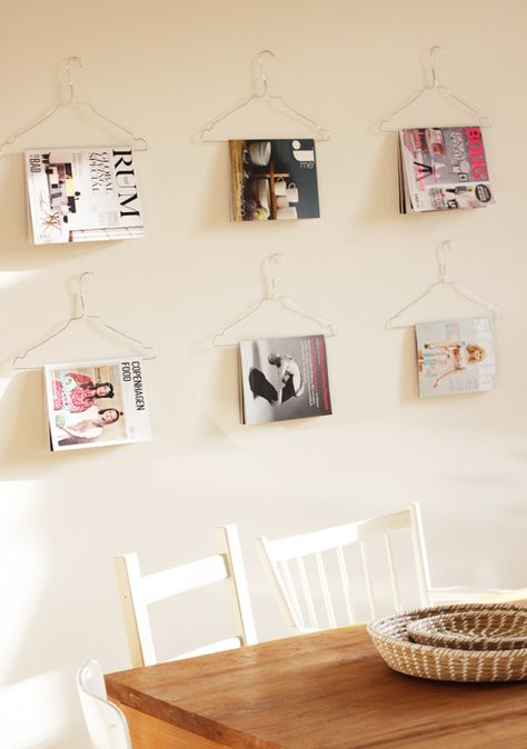 COOKBOOK AT kitchen!!!! Display magazines on hangers. | 24 Creative Ways To Decorate Your Place For Free Recycle Magazines, Cheap Hacks, Magazine Diy, Campus Apartment, Magazine Display, Recycling Crafts, Koti Diy, Magazine Ideas, Recycled Magazines